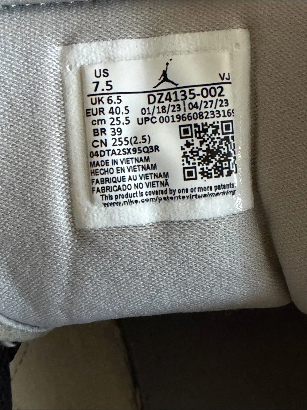 Jordan Low-Top Sneakers in Light Grey and Black